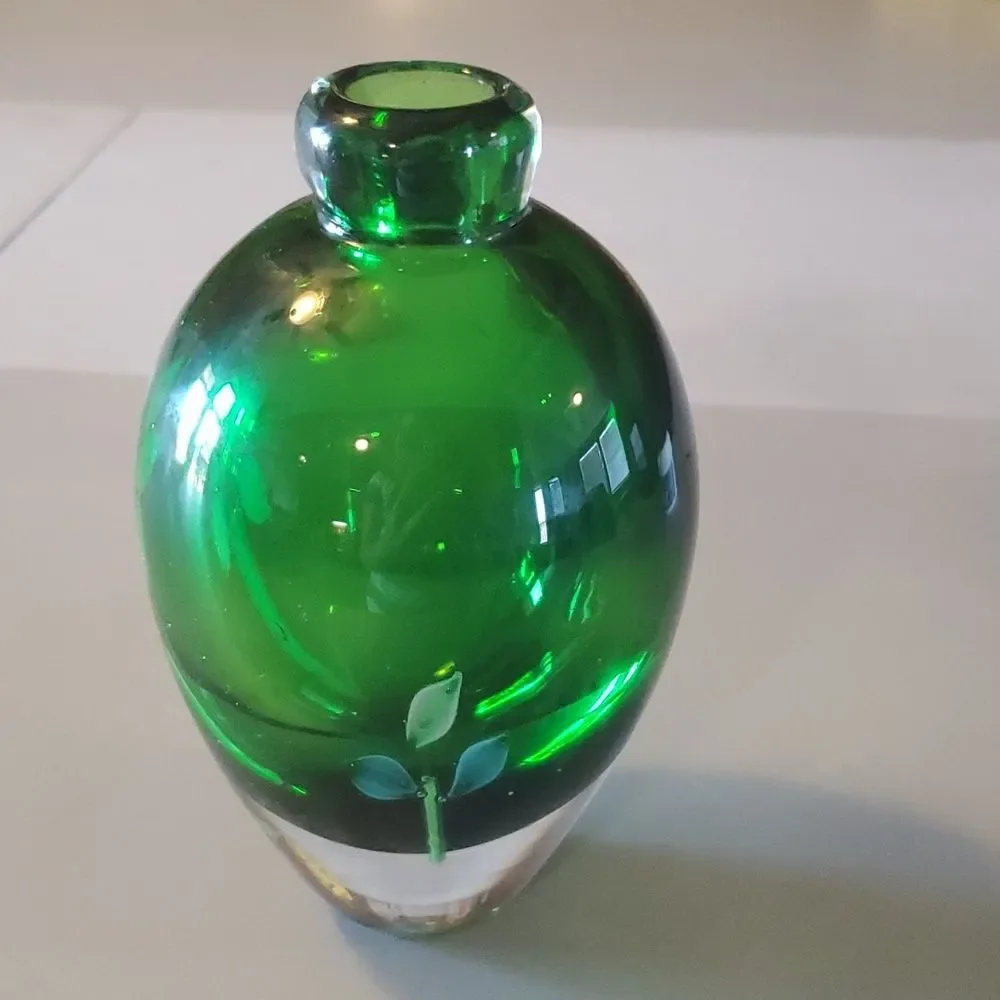 Gorgeous Designs Green Glass Vase – Leaf Motif – 6